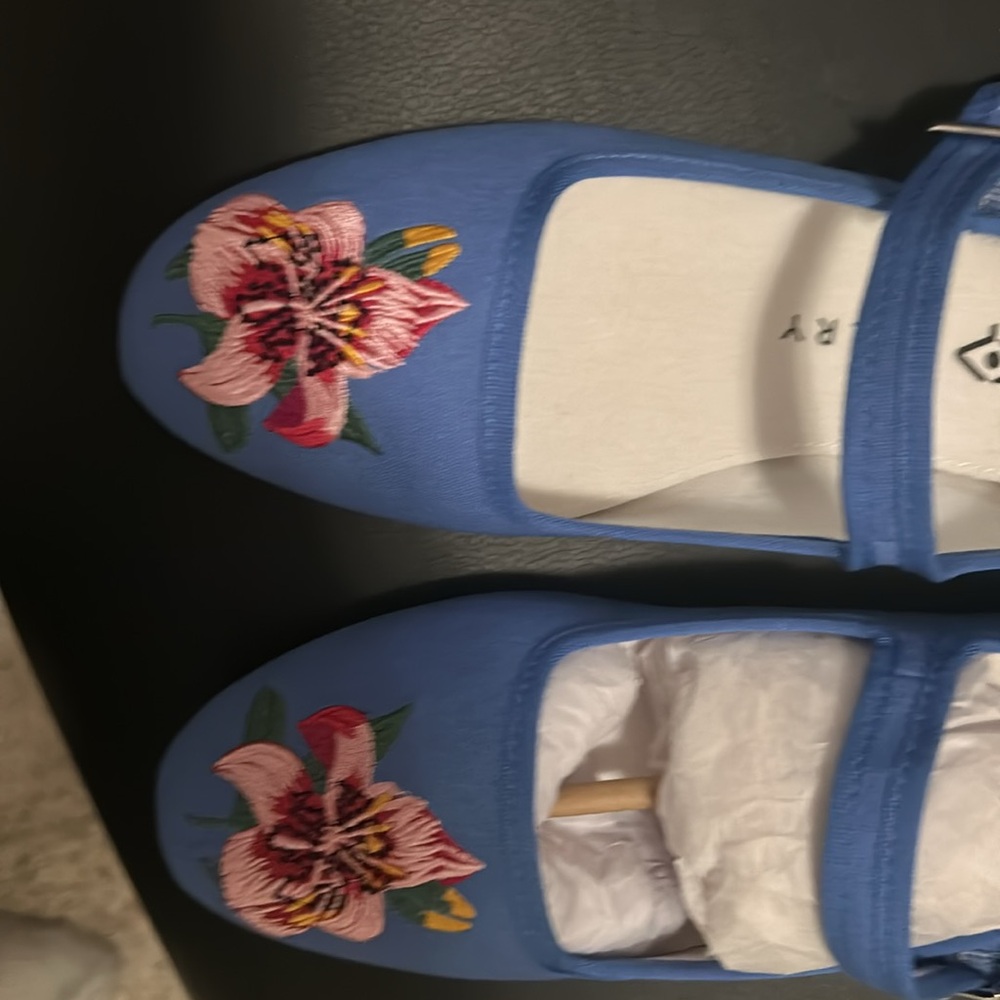 Katy Perry Mary Jane bright blue with flower
6.5
Slight flaw on seam 
Brand new - Picture 2 of 8